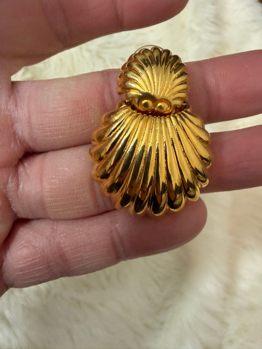 KENNETH JAY LANE GOLD SEASHELL CLIP EARRINGS - Picture 3 of 6